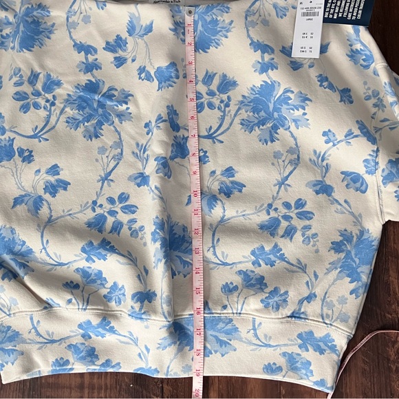 Cream Blue Floral Sunday Slash Sweatshirt Abercrombie & Fitch size LARGE NWT - Picture 2 of 8